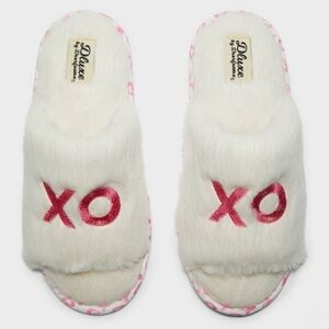 Dluxe by Dearfoams Ivory Faux-Fur Slide Slippers with Pink XO Accents